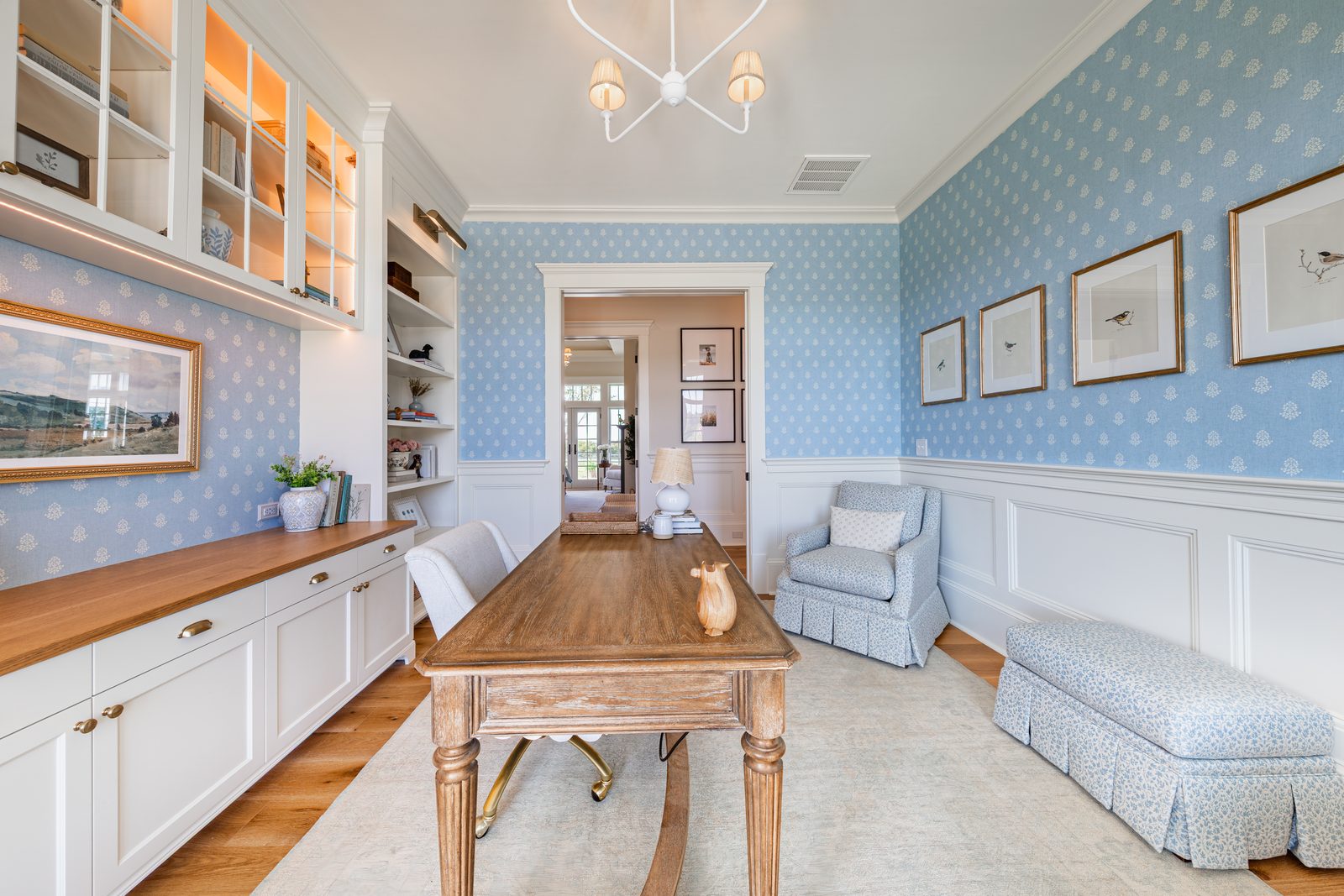 The breakfast room with blue patterned walls